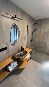 UlvsvågNordic Waterside Escape的一间带水槽和镜子的浴室