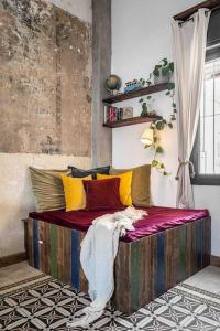 特拉维夫Luxury&Design apartments in Florentine的一张床上有色彩缤纷的枕头