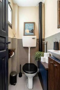 特拉维夫Luxury&Design apartments in Florentine的浴室设有黑色的卫生间和水槽。