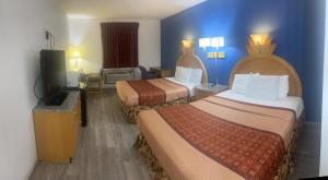 章克申城Express extended的酒店客房设有两张床和一台平面电视。