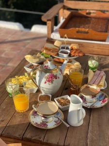 坦季La Flor del Camino Posada的一张桌子,桌子上放着茶具