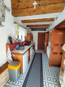 班斯卡-比斯特里察Paracelsus house的厨房铺有黑白色瓷砖地板。
