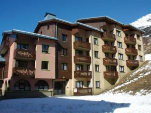 琴山朗勒堡Appartement Lanslebourg-Mont-Cenis, 2 pièces, 4 personnes - FR-1-508-71的前面有雪的大建筑
