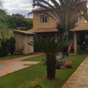 大坎普Sobrado lindo的院子里有棕榈树的房子