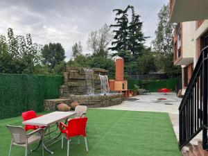 第比利斯villa with beautiful view 2的一个带桌椅的庭院和一个喷泉