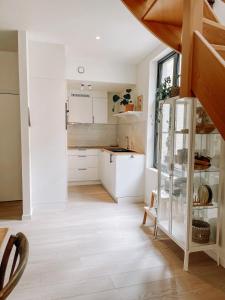 Cozy Guesthouse的厨房或小厨房
