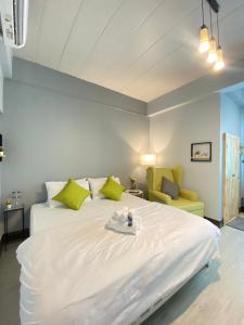 董里Triple J hotel Trang的卧室配有一张白色的大床和一张沙发。