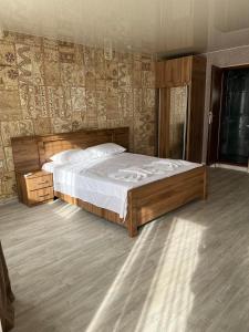 第比利斯villa with beautiful view 2的一间卧室配有一张木架大床