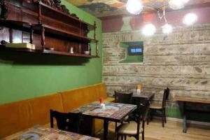 泰拉维Erekle II的一间带桌椅和绿色墙壁的餐厅