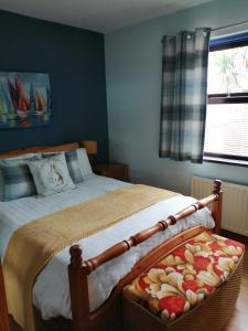 RandalstownLynn's Lodge的一间卧室设有一张床和一个窗口