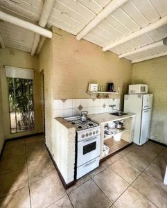 拉巴斯don isidro duplex的厨房配有炉灶和冰箱。