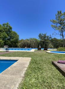 拉巴斯don isidro duplex的一座拥有草地和树木的游泳池