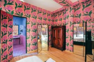 泰拉维Erekle II的墙上有粉红色花的房间