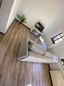 魏尔堡Weilburg-Domizil的带沙发和木地板的客厅