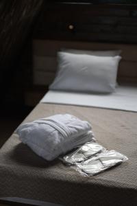 VaniUkhutiEcoHouse的床上的枕头,用锡 ⁇ 包裹