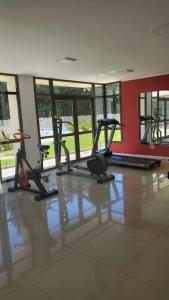里奥夸尔托Apart Torre Parque del Río的健身房,室内有3辆健身自行车