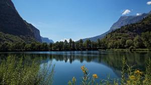 马格朗*Spacieux T3 Campagne proche lac*的享有以山脉为背景的湖泊美景