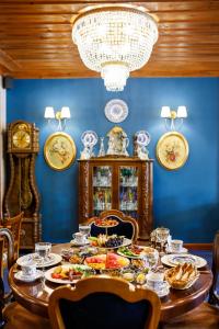 阿达纳Hotel Bosnali的用餐室配有带食品的桌子和吊灯