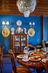 阿达纳Hotel Bosnali的一间用餐室,配有一张带食物盘的桌子