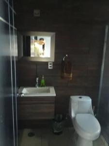 Casa Hogareña las estacas的浴室配有卫生间、盥洗盆和淋浴。