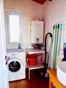 埃斯特角城Klimatisiertes Haus am Meer in Chihuahua的小厨房配有洗衣机和窗户。