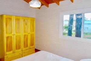 埃斯特角城Klimatisiertes Haus am Meer in Chihuahua的一间卧室设有黄色橱柜和窗户