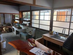 MitoyoSetouchi base - Vacation STAY 48109v的带水槽的厨房和部分窗户