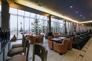 卡尔加里布莱克福特酒店的餐厅设有桌椅和窗户。