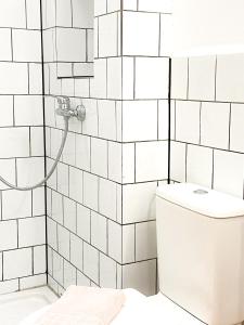 拉斯加莱塔斯Casa Veronica 3 , 1 dormitorio的白色瓷砖浴室设有卫生间和淋浴。