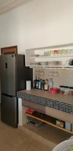 Boukot OuolofVilla Blue的厨房配有冰箱和带食品的柜台。