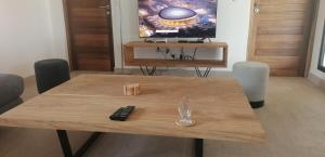 Boukot OuolofVilla Blue的一张木桌,上面有遥控器