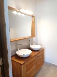 Boukot OuolofVilla Blue的浴室设有2个水槽和镜子