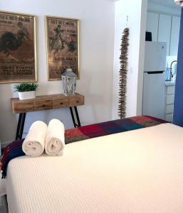 圣胡安KASA Galicia by the Sea - Cabana Studio Apt for 2 BEACHFRONT CONDO POOL的一间房间,床上有两卷毛巾