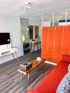 圣胡安KASA Galicia by the Sea - Cabana Studio Apt for 2 BEACHFRONT CONDO POOL的客厅配有红色的沙发和桌子