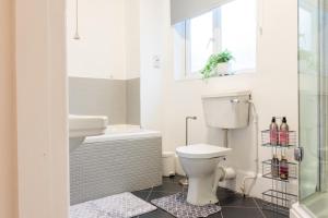 诺丁汉Mapperley Park Guesthouse的浴室配有卫生间、盥洗盆和淋浴。