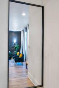 巴吞鲁日Stylish & Romantic Home, Long-term friendly, King的走廊上的镜子和客厅