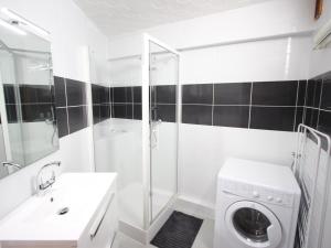 Appartement Chamrousse, 2 pièces, 6 personnes - FR-1-549-109的一间浴室