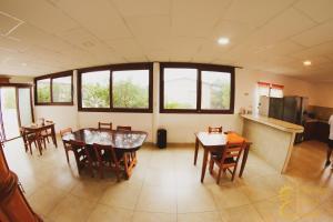比亚米尔港Hostal Punta Arena的厨房以及带桌椅的用餐室。