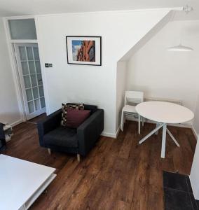 伦敦曼妙花园公寓的客厅配有沙发和桌子