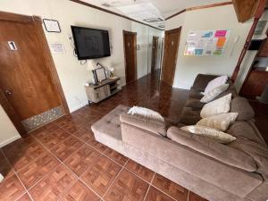 布朗斯维尔Alojamiento Los Andes的带沙发和平面电视的客厅