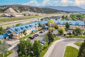 伊格尔Best Western Plus Eagle-Vail Valley的享有酒店空中景色,设有停车场