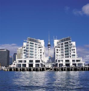 奥克兰奥克兰希尔顿酒店的水面上两座高大的白色建筑,一座城市