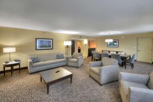 奥兰多奥兰多/阿尔塔蒙特斯普林斯希尔顿酒店的带沙发、椅子和桌子的客厅