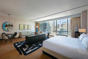 芝加哥theWit Chicago, a Hilton Hotel的一间酒店客房,设有一张大床和一个大窗户