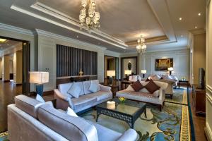 内比都奈比多希尔顿酒店的带沙发和吊灯的客厅