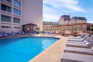 魁北克市魁北克希尔顿酒店的一个带躺椅的游泳池和一间酒店