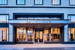 伯明翰Daxton Hotel的建筑物前面的商店,上面有标志