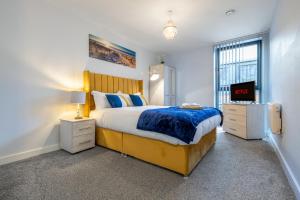 伯明翰Birmingham City Center - Luxury Stay 86的一间卧室配有一张大床和电视