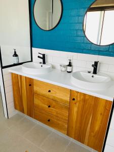 WaginRammed Earth Retreat的浴室设有2个水槽和镜子