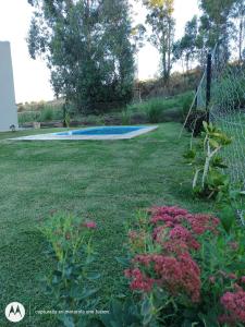 坦迪尔Los nogales的一个带游泳池和鲜花的庭院